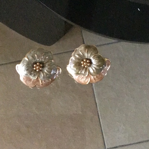 Earring - Picture 2 of 3